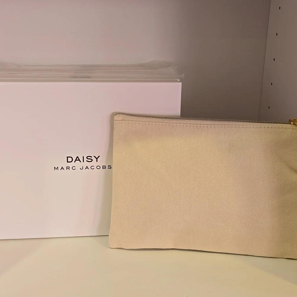 NIB Marc Jacobs Daisy Cosmetic Pouch in Cream and Gold With Travel Treats